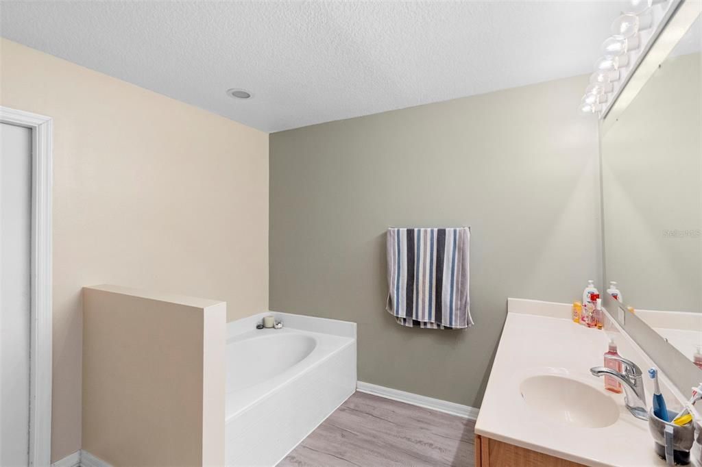 合同活跃: $239,000 (3 贝兹, 2 浴室, 1932 平方英尺)