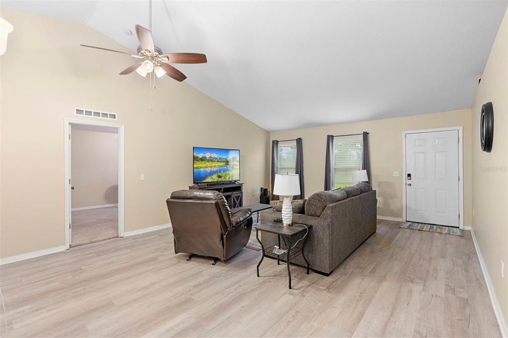 合同活跃: $239,000 (3 贝兹, 2 浴室, 1932 平方英尺)