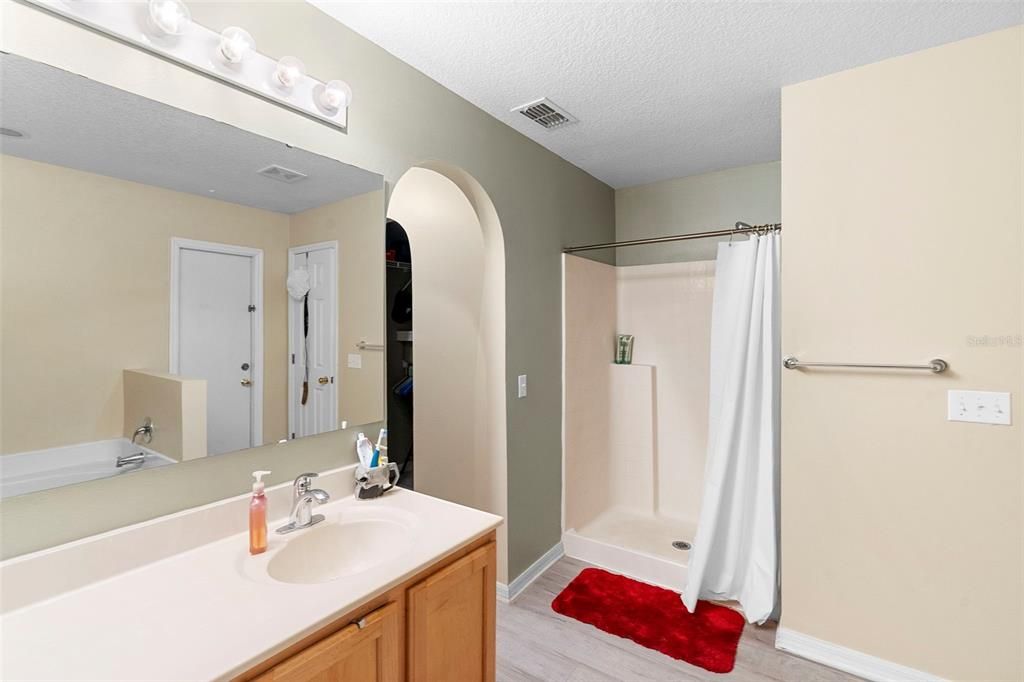 合同活跃: $239,000 (3 贝兹, 2 浴室, 1932 平方英尺)