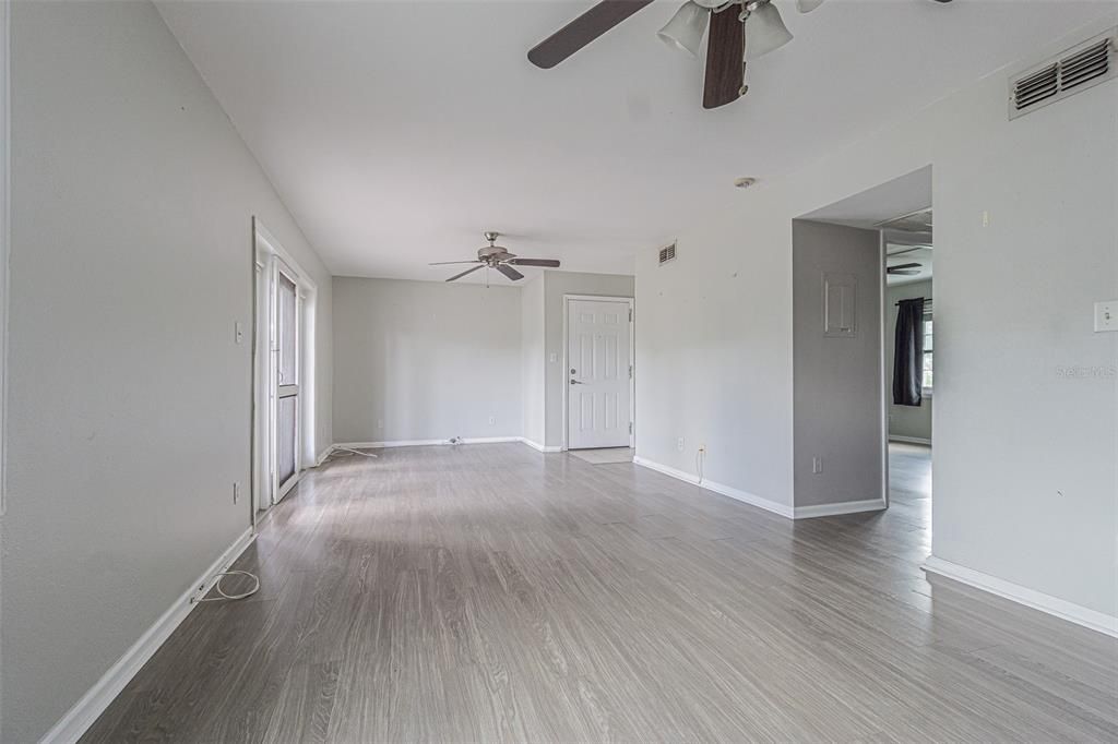 For Sale: $170,000 (1 beds, 1 baths, 668 Square Feet)