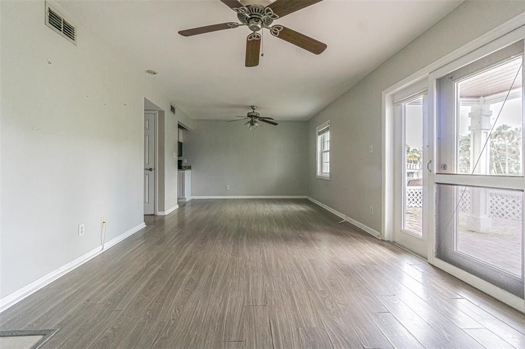 For Sale: $170,000 (1 beds, 1 baths, 668 Square Feet)