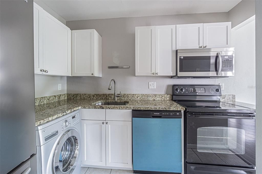 For Sale: $170,000 (1 beds, 1 baths, 668 Square Feet)