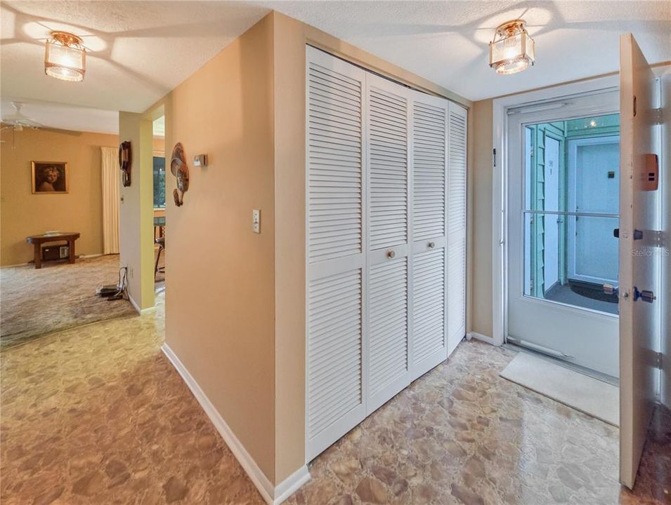 На продажу: $117,000 (2 спален, 2 ванн, 1138 Квадратных фут)