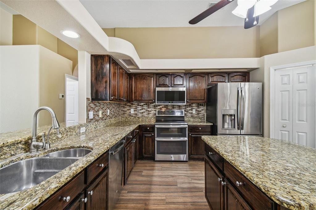 En Venta: $899,900 (4 camas, 3 baños, 3318 Pies cuadrados)