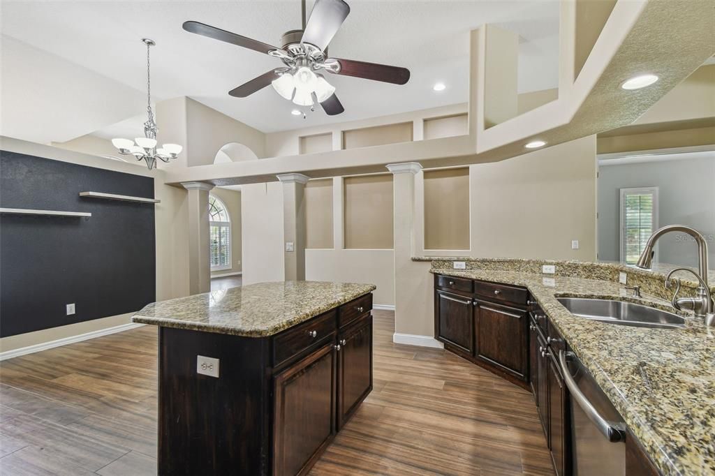 En Venta: $899,900 (4 camas, 3 baños, 3318 Pies cuadrados)