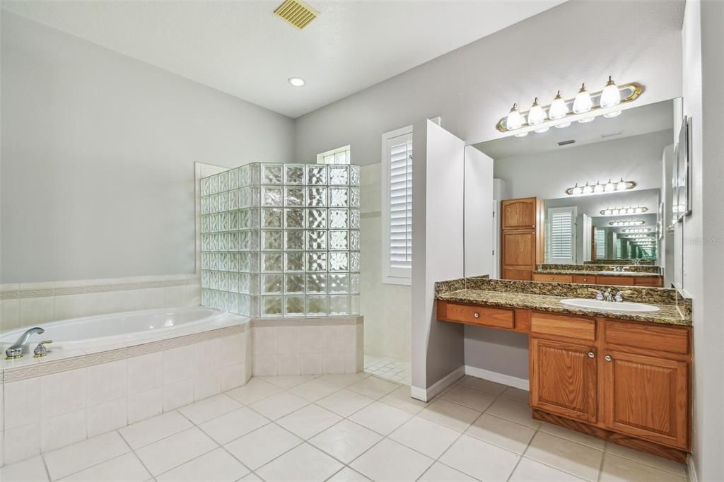 En Venta: $899,900 (4 camas, 3 baños, 3318 Pies cuadrados)