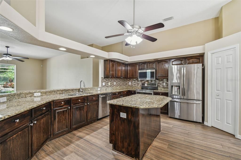 En Venta: $899,900 (4 camas, 3 baños, 3318 Pies cuadrados)