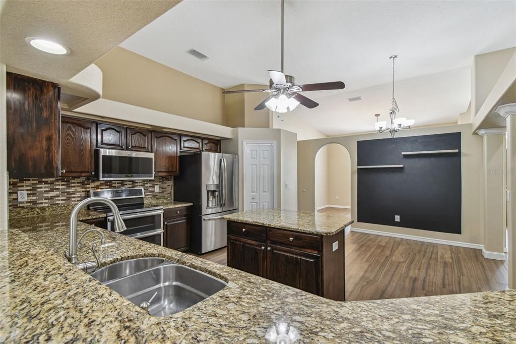 En Venta: $899,900 (4 camas, 3 baños, 3318 Pies cuadrados)