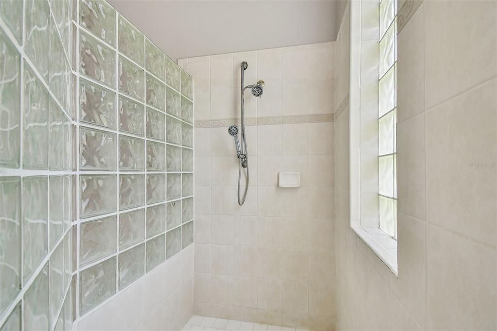 En Venta: $899,900 (4 camas, 3 baños, 3318 Pies cuadrados)