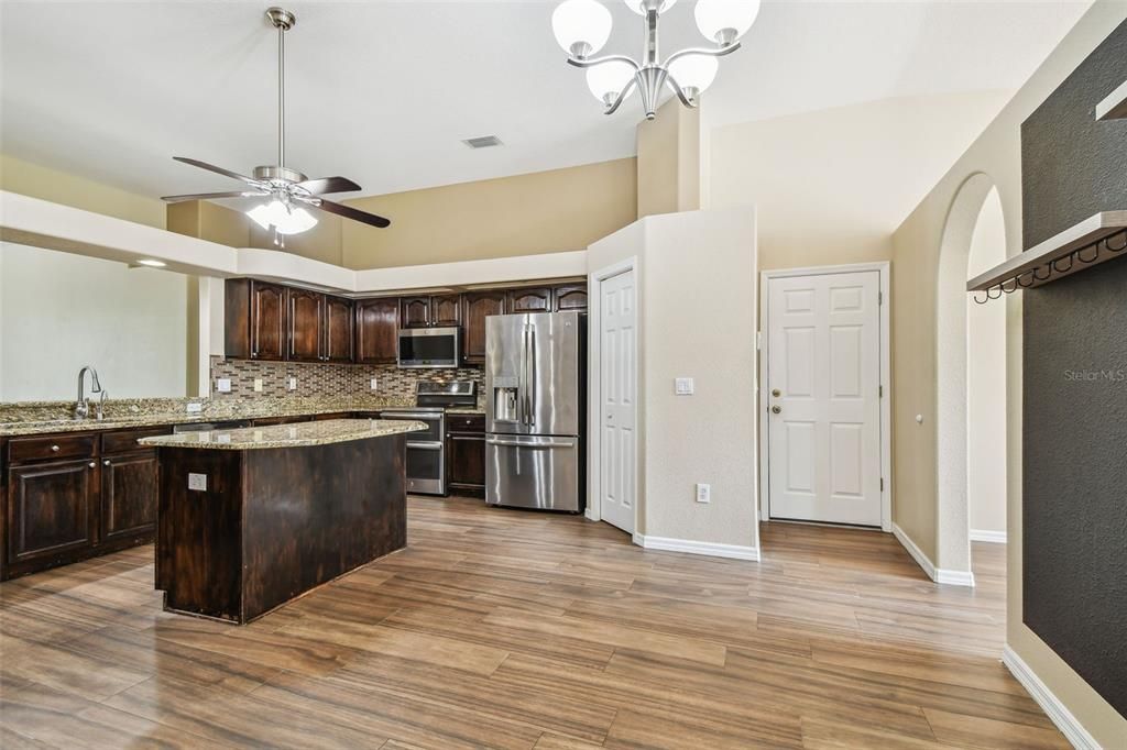 En Venta: $899,900 (4 camas, 3 baños, 3318 Pies cuadrados)