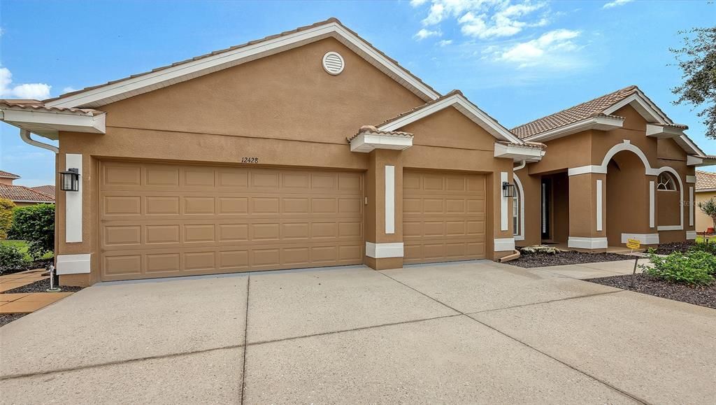 For Sale: $699,900 (4 beds, 3 baths, 2464 Square Feet)