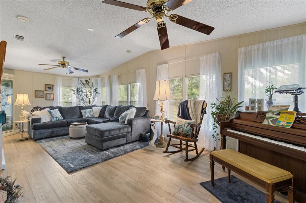 待售: $189,900 (2 贝兹, 2 浴室, 1568 平方英尺)