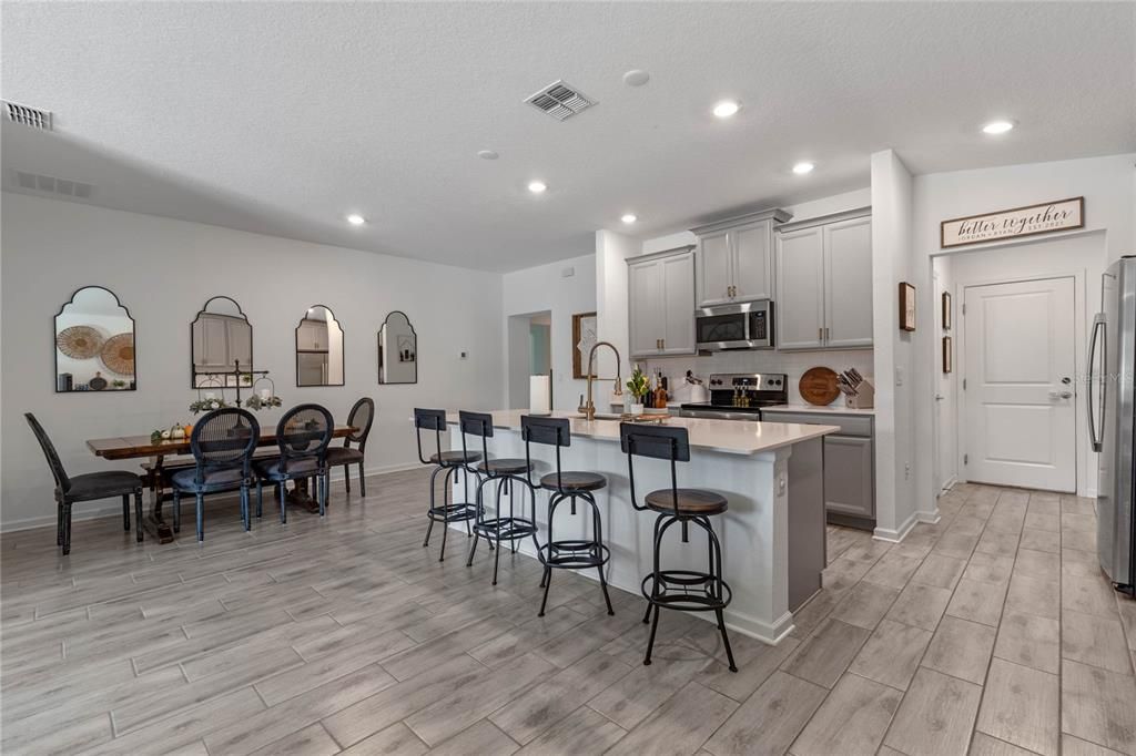 合同活跃: $379,000 (4 贝兹, 2 浴室, 1892 平方英尺)