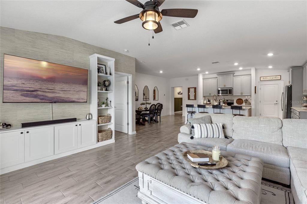 合同活跃: $379,000 (4 贝兹, 2 浴室, 1892 平方英尺)