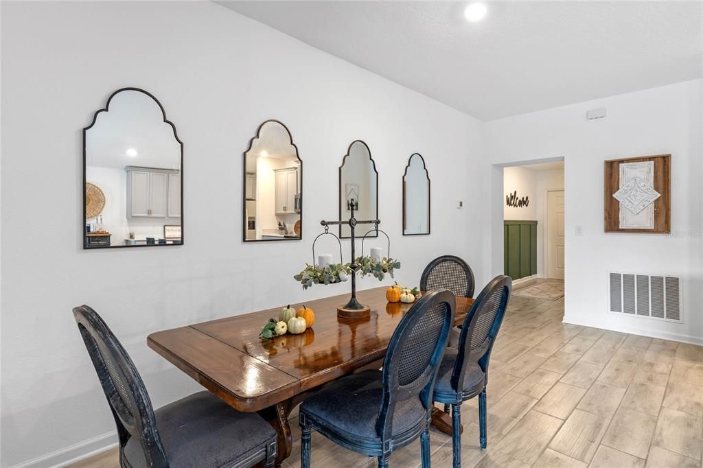 合同活跃: $379,000 (4 贝兹, 2 浴室, 1892 平方英尺)