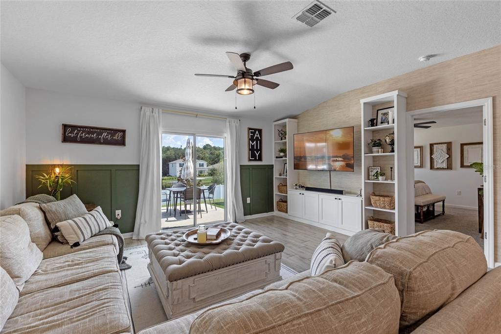 合同活跃: $379,000 (4 贝兹, 2 浴室, 1892 平方英尺)