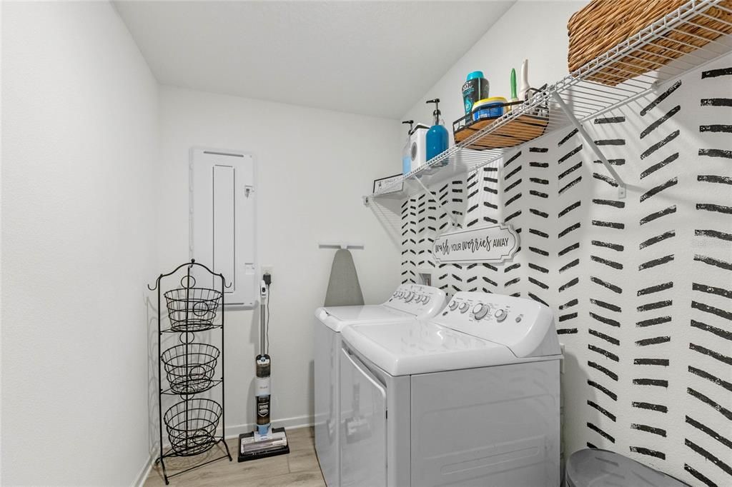 合同活跃: $379,000 (4 贝兹, 2 浴室, 1892 平方英尺)