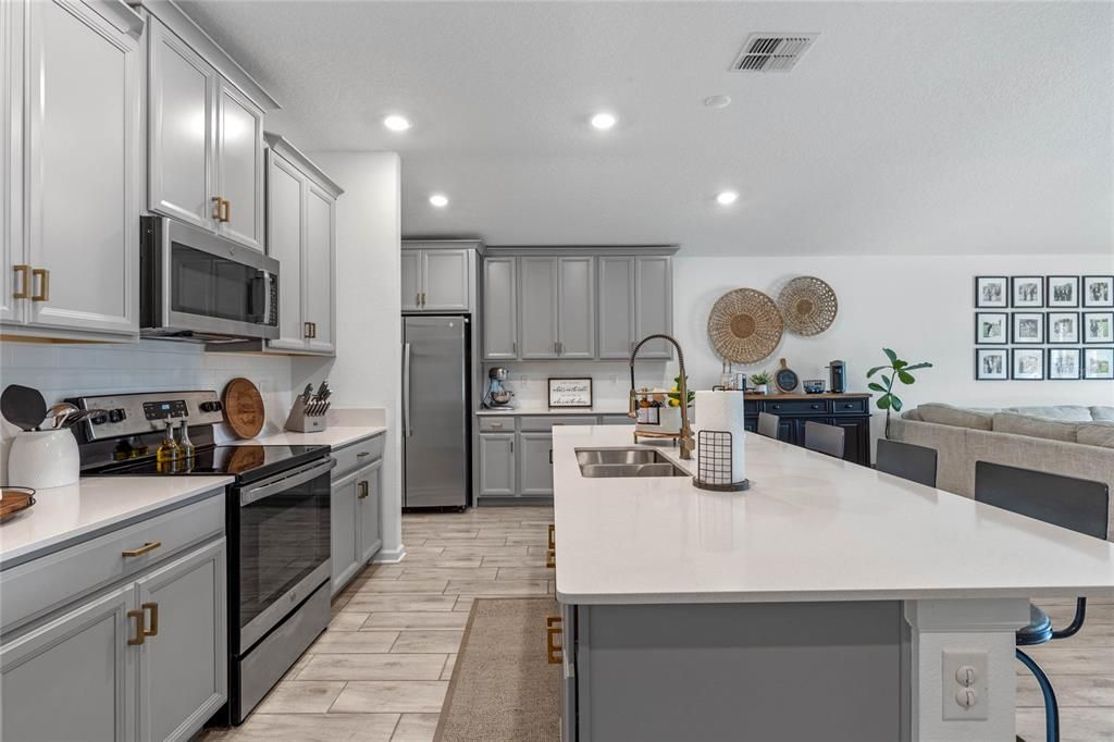 合同活跃: $379,000 (4 贝兹, 2 浴室, 1892 平方英尺)