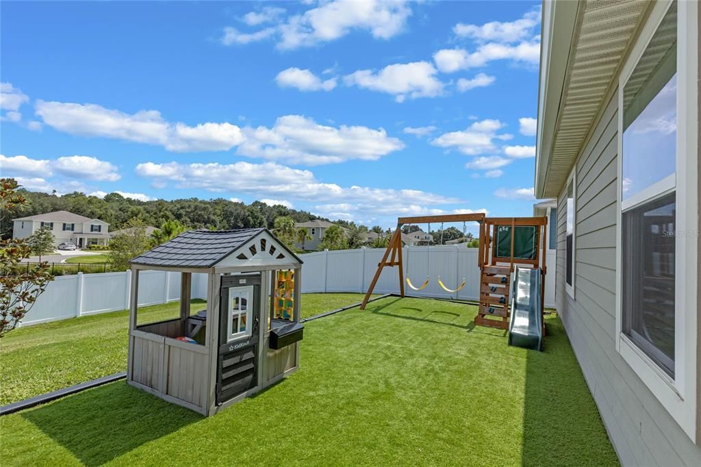 合同活跃: $379,000 (4 贝兹, 2 浴室, 1892 平方英尺)