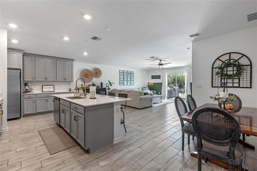 合同活跃: $379,000 (4 贝兹, 2 浴室, 1892 平方英尺)