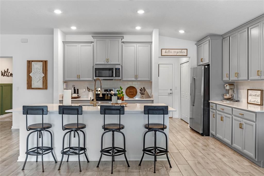 合同活跃: $379,000 (4 贝兹, 2 浴室, 1892 平方英尺)