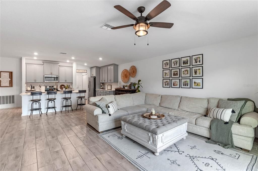 合同活跃: $379,000 (4 贝兹, 2 浴室, 1892 平方英尺)