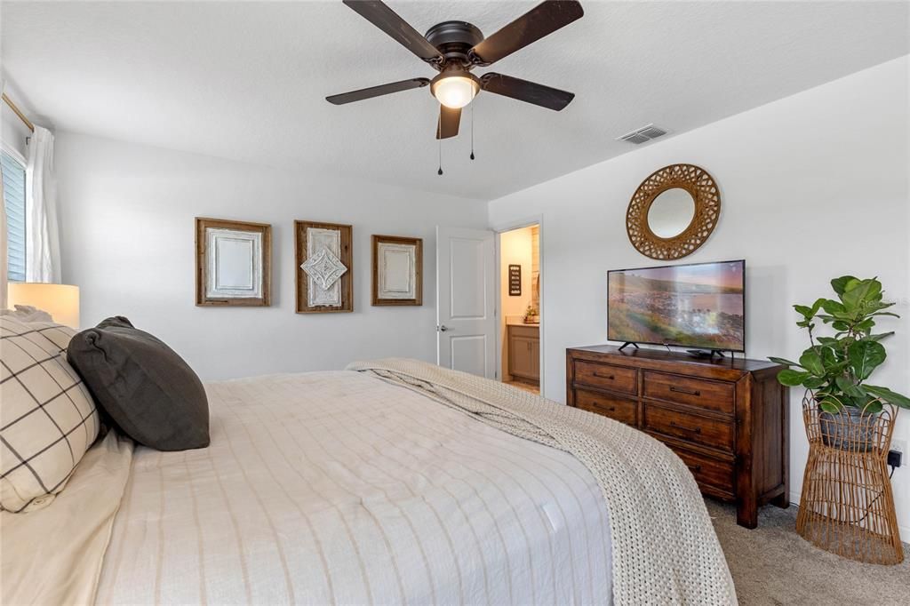 合同活跃: $379,000 (4 贝兹, 2 浴室, 1892 平方英尺)