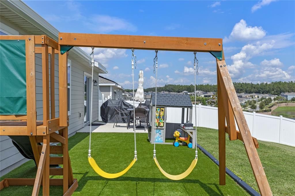 合同活跃: $379,000 (4 贝兹, 2 浴室, 1892 平方英尺)