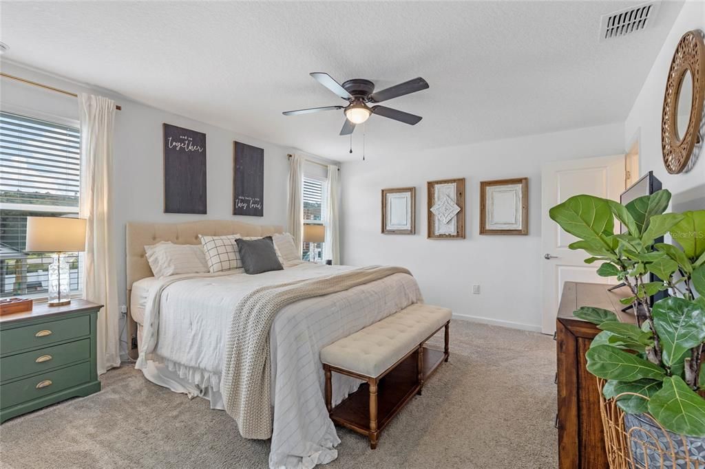 合同活跃: $379,000 (4 贝兹, 2 浴室, 1892 平方英尺)