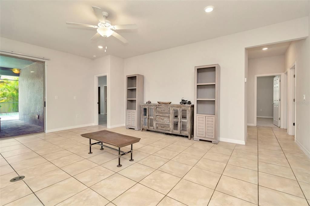 На продажу: $599,900 (6 спален, 4 ванн, 4081 Квадратных фут)