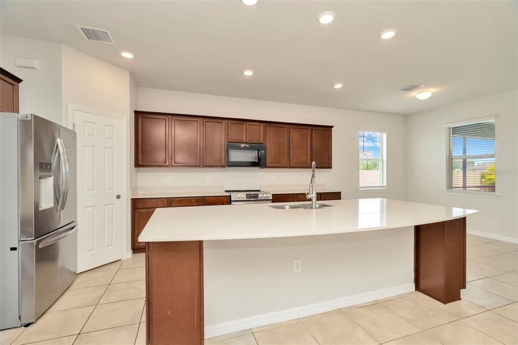 На продажу: $599,900 (6 спален, 4 ванн, 4081 Квадратных фут)