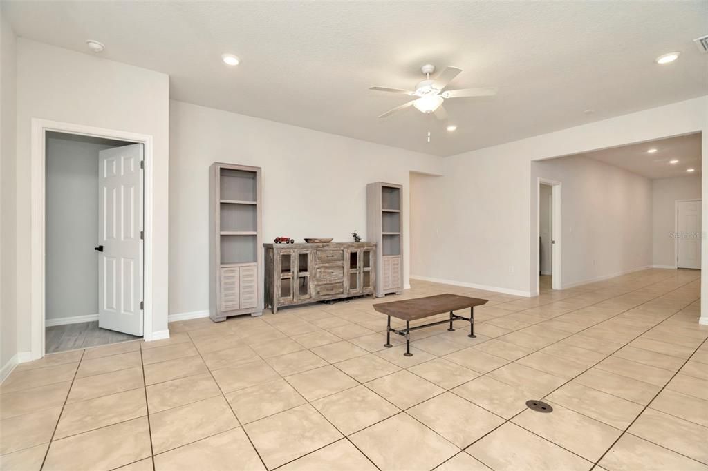 На продажу: $599,900 (6 спален, 4 ванн, 4081 Квадратных фут)