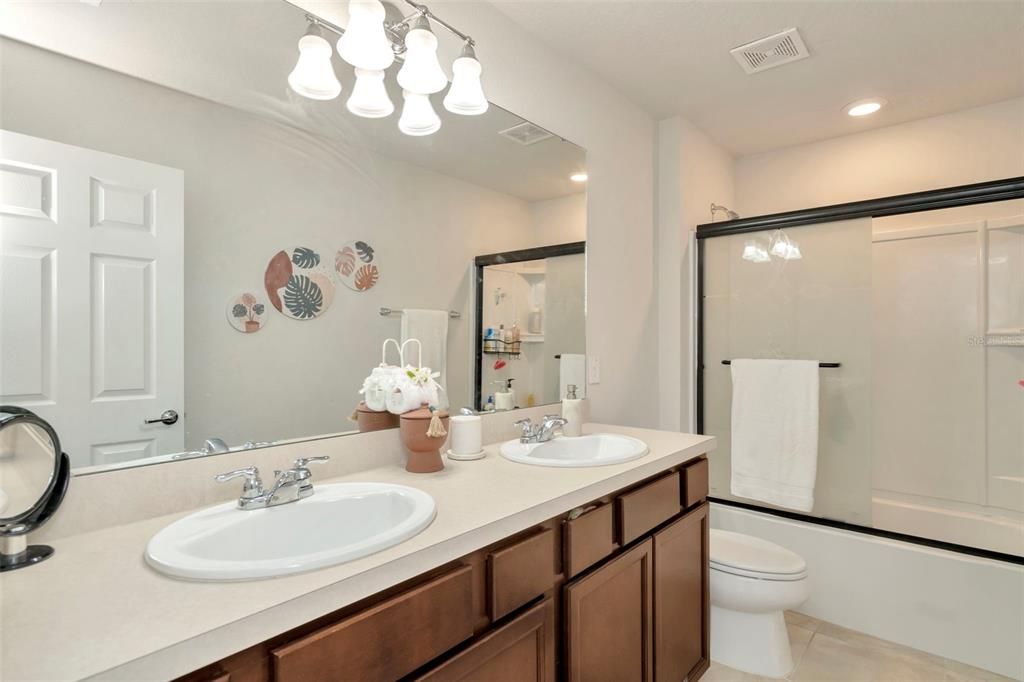 На продажу: $599,900 (6 спален, 4 ванн, 4081 Квадратных фут)