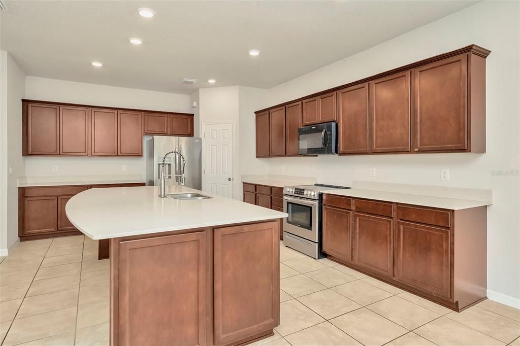 На продажу: $599,900 (6 спален, 4 ванн, 4081 Квадратных фут)