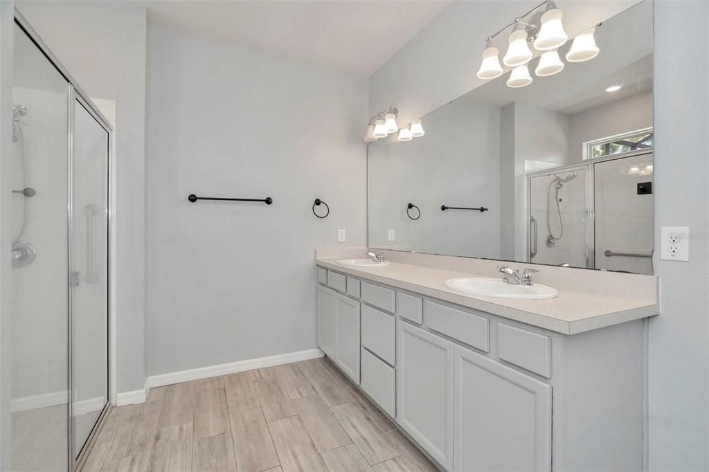 На продажу: $599,900 (6 спален, 4 ванн, 4081 Квадратных фут)