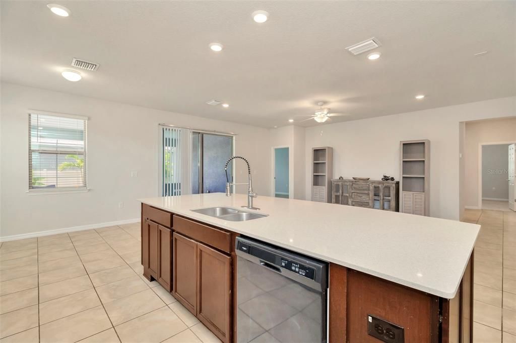 На продажу: $599,900 (6 спален, 4 ванн, 4081 Квадратных фут)