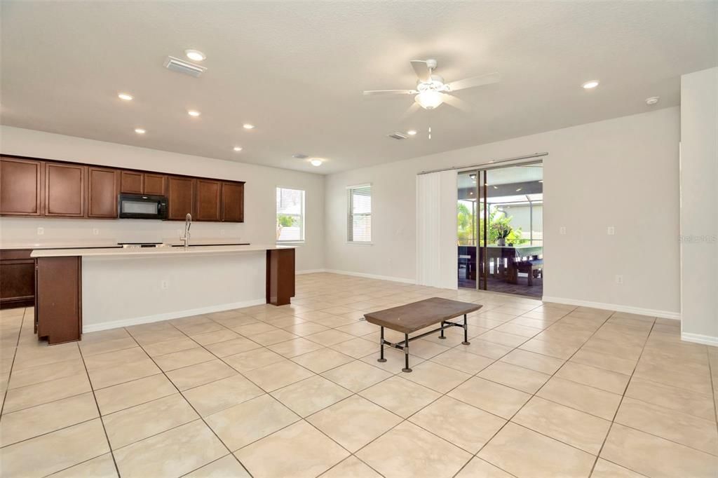 На продажу: $599,900 (6 спален, 4 ванн, 4081 Квадратных фут)