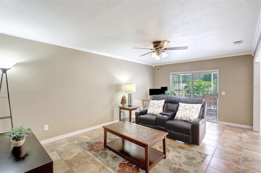 合同活跃: $450,000 (4 贝兹, 2 浴室, 2169 平方英尺)