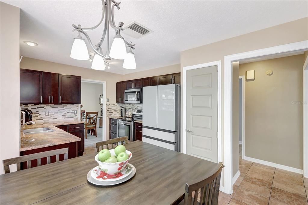 合同活跃: $450,000 (4 贝兹, 2 浴室, 2169 平方英尺)