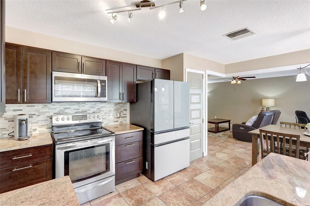 合同活跃: $450,000 (4 贝兹, 2 浴室, 2169 平方英尺)