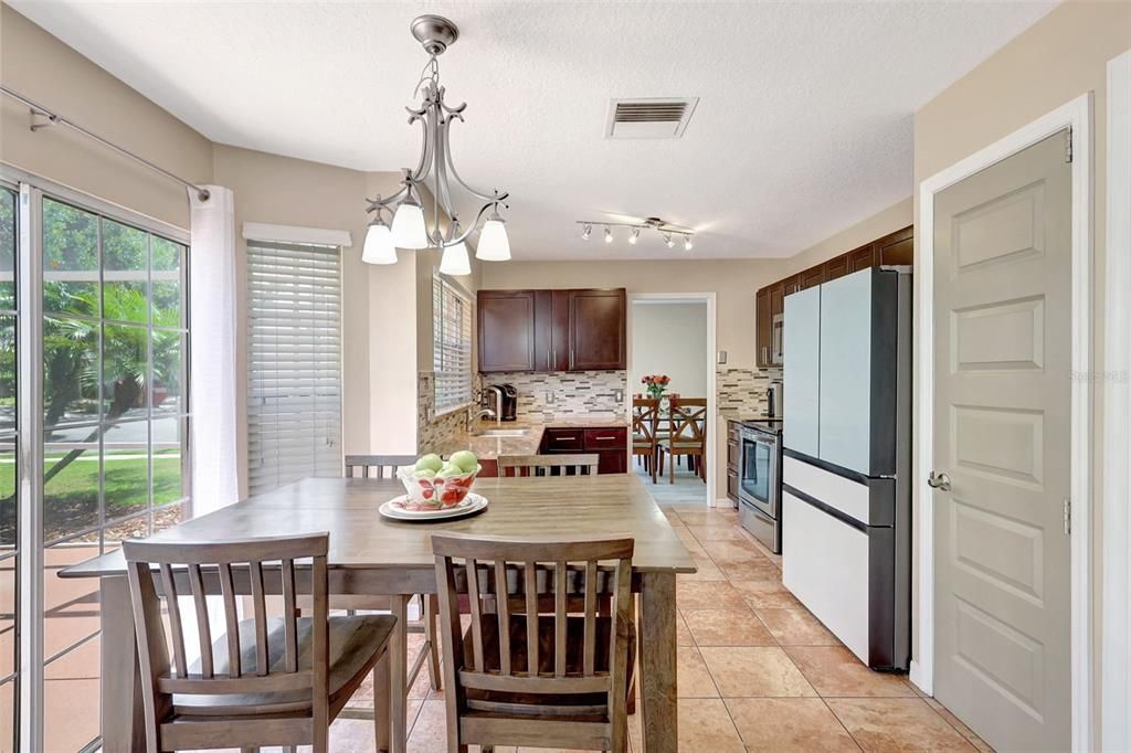 合同活跃: $450,000 (4 贝兹, 2 浴室, 2169 平方英尺)