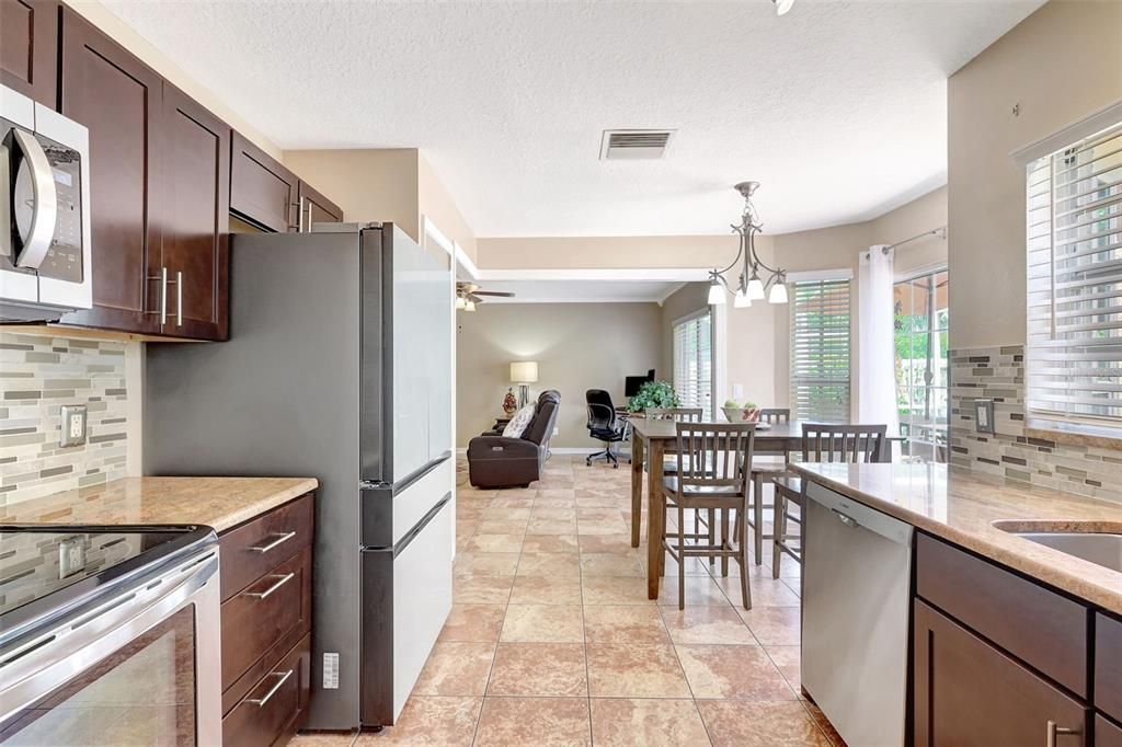 合同活跃: $450,000 (4 贝兹, 2 浴室, 2169 平方英尺)