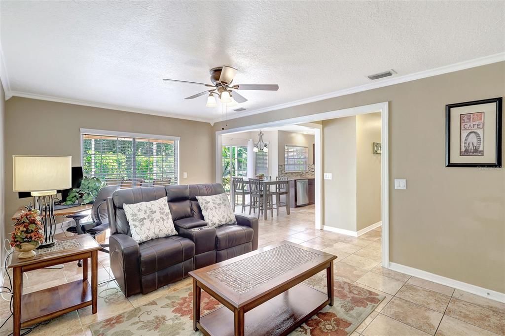 合同活跃: $450,000 (4 贝兹, 2 浴室, 2169 平方英尺)