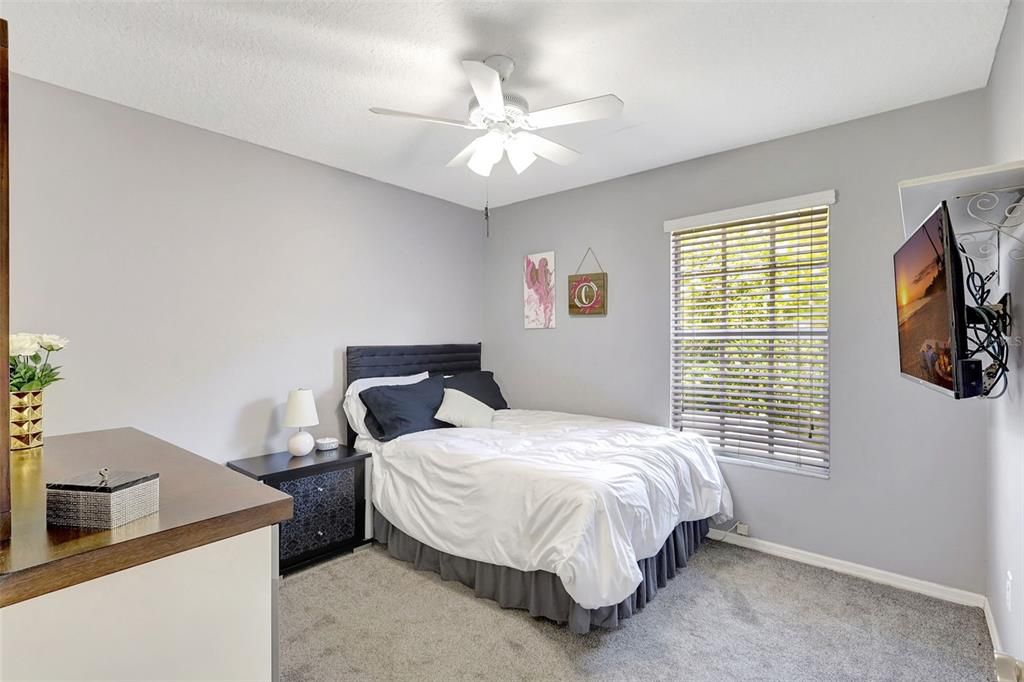 合同活跃: $450,000 (4 贝兹, 2 浴室, 2169 平方英尺)