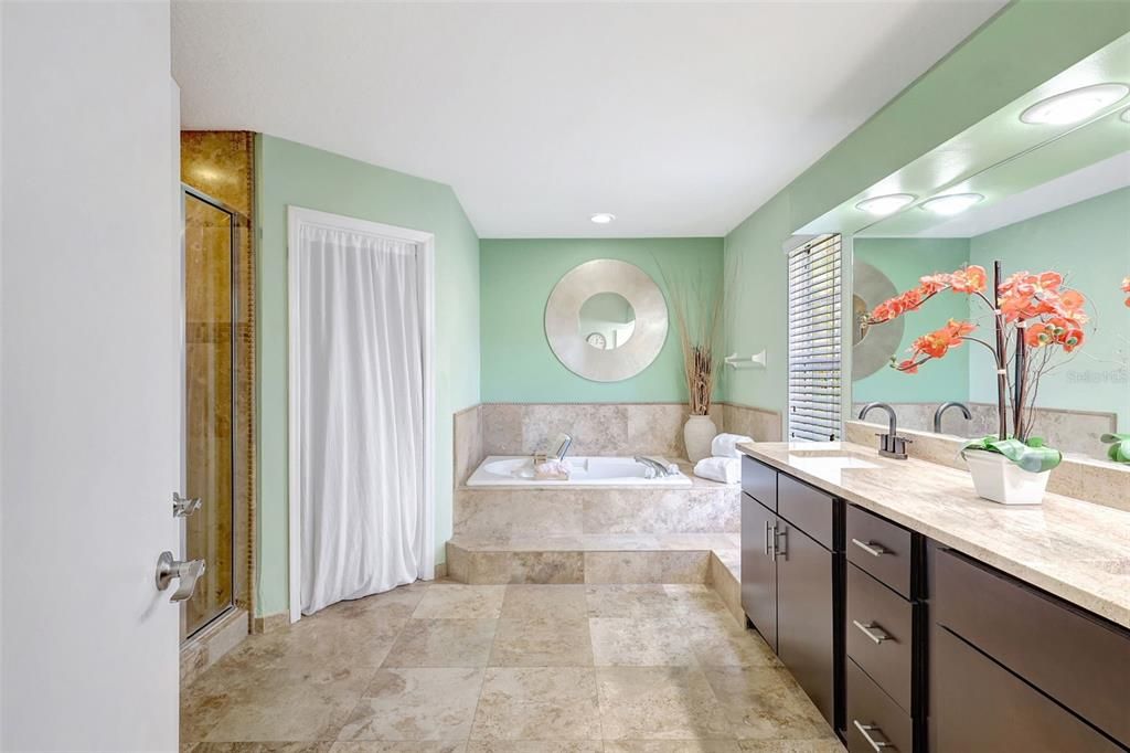 合同活跃: $450,000 (4 贝兹, 2 浴室, 2169 平方英尺)