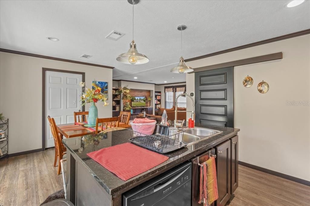 Activo con contrato: $296,000 (3 camas, 2 baños, 1568 Pies cuadrados)