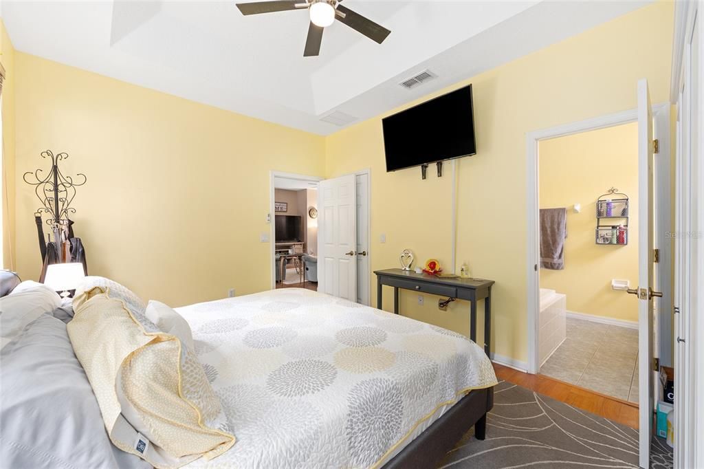 Activo con contrato: $249,000 (3 camas, 2 baños, 1406 Pies cuadrados)