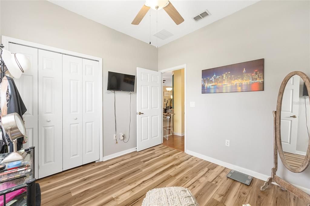 Activo con contrato: $249,000 (3 camas, 2 baños, 1406 Pies cuadrados)