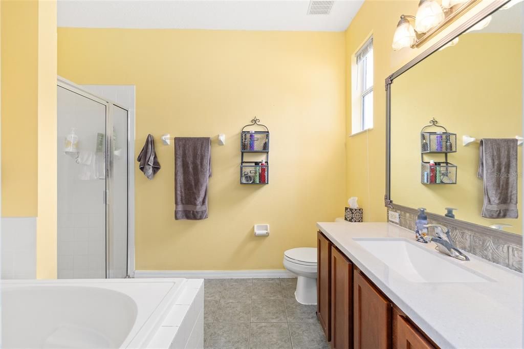 Activo con contrato: $249,000 (3 camas, 2 baños, 1406 Pies cuadrados)