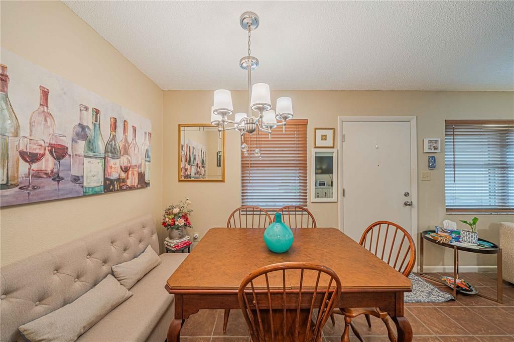 Под контрактом: $105,000 (1 спален, 1 ванн, 672 Квадратных фут)